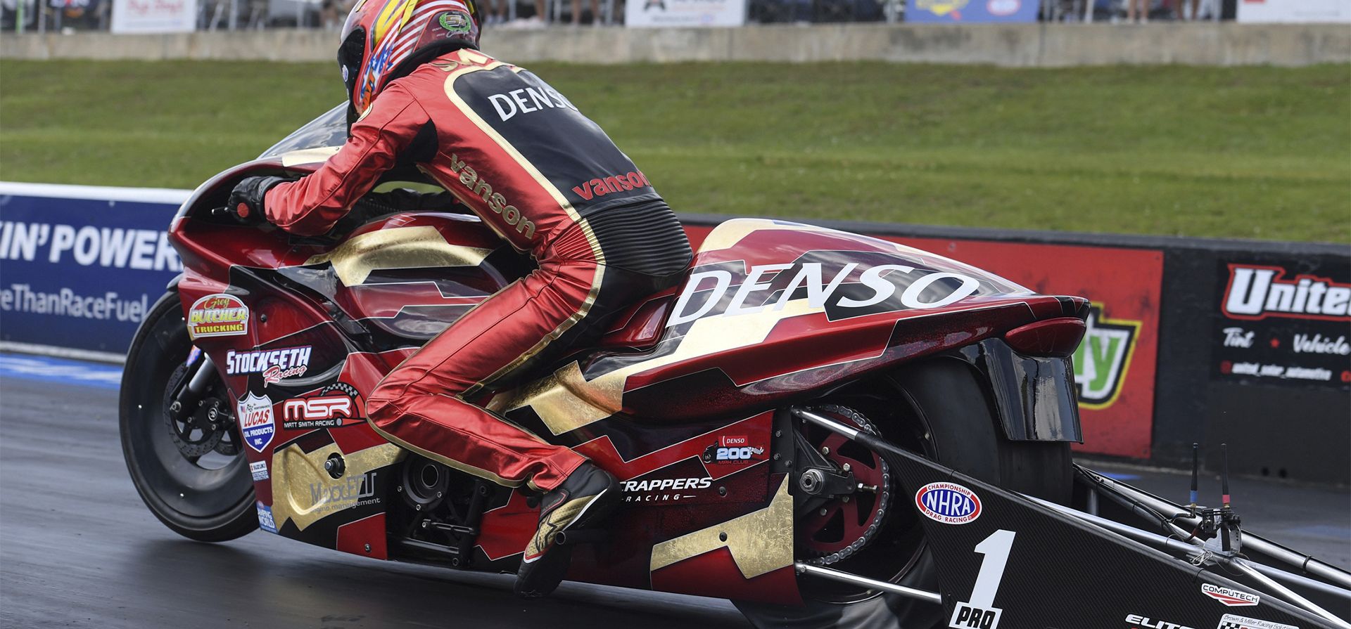 El actual campeón mundial de Pro Stock Motorcycle, Matt Smith, participa de una carrera de motocicletas en Virginia Motorsports Park cuando pasó 6.842 segundos a 198.35 mph para eliminar a Steve Johnson y obtener la victoria de Virginia NHRA Nationals.