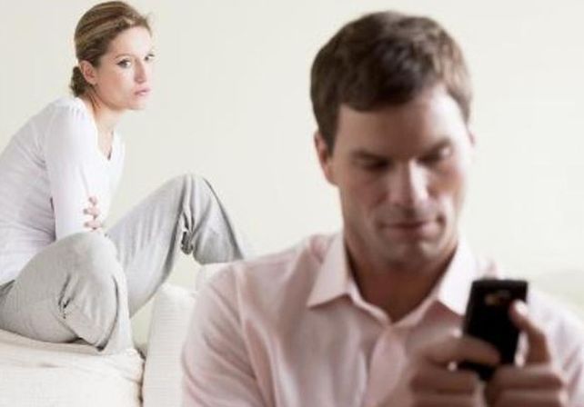 El hombre que depende económicamente de su mujer es más propenso a ser infiel