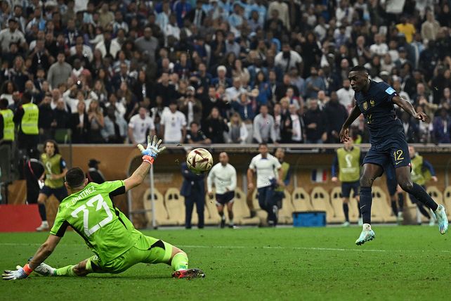 En el último minuto del tiempo extra, Dibu ahogó el festejo de Francia y luego se coronó campeón por penales.
