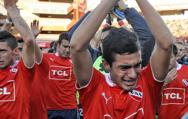 Desconsuelo. Los jugadores de Independiente no pueden evitar el llanto mientras saludan a sus hinchas