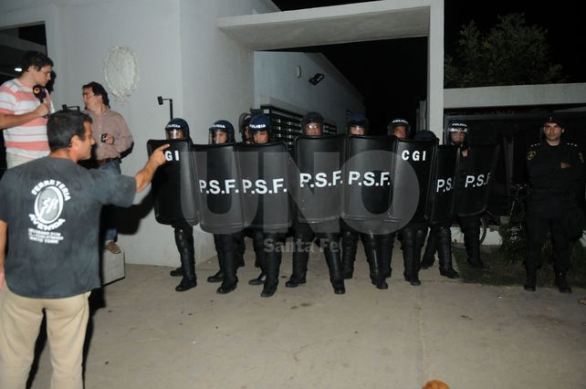 Reclamo. La gente les decía a los policías que dejaran de proteger a los violadores.