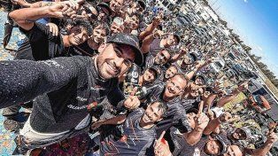 Santero festejó con su gente en el podio.