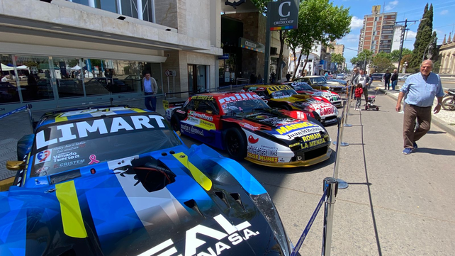 Hubo más de 200 emprendedores y sobresalió la exposición de autos en la exitosa megaferia municipal.