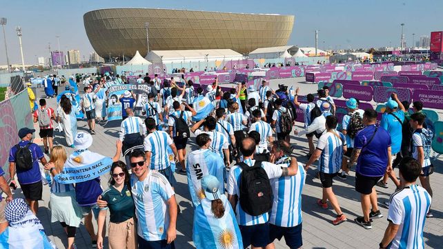 Messico: hinchas argentinos y aztecas conviven en la previa del partido decisivo