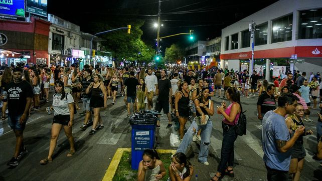 Viví 25 de Mayo volvió a encender el corazón de Paraná con una noche multitudinaria