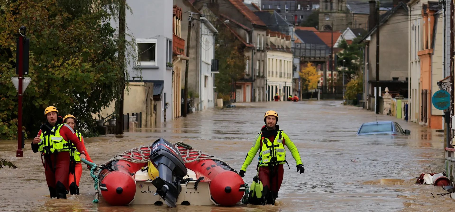 Los bomberos caminan por una calle inundada para evacuar a las personas en bote después de que el río Liane se desbordara cerca de Boulogne-sur-Mer, Saint-Étienne-au-Mont, Francia. Fotografía: Pascal Rossignol/Reuters Los bomberos caminan por una calle inundada para evacuar a las personas en bote después de que el río Liane se desbordara cerca de Boulogne-sur-Mer, Saint-Étienne-au-Mont, Francia. Fotografía: Pascal Rossignol/Reuters