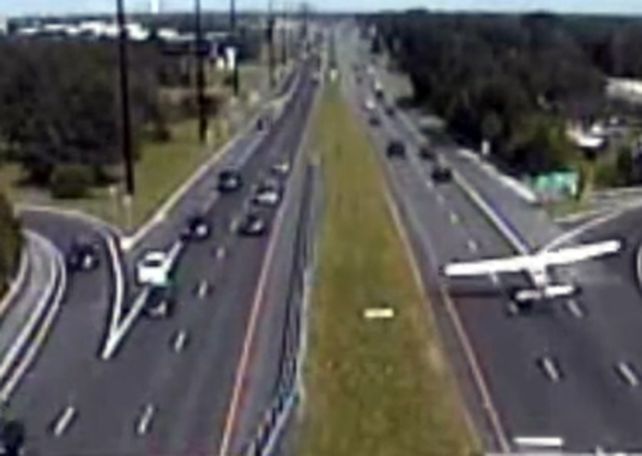 En Nueva Jersey una avioneta aterrizó de emergencia en una autopista. No hubo heridos.