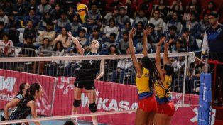 Catalina Borrero Müller rematando ante el bloqueo de las jugadoras colombianas.