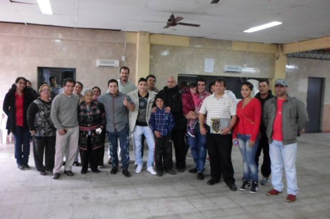 Los chicos de L Voz del Pueblo con los que participaron de la distinción.