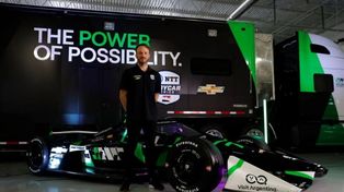 Canapino y su nave. El Chevrolet número 78, con colores negro, verde y blanco, y la esperanza del Titán de hacer la temporada completa y destacarse en la IndyCar. Gran desafío.