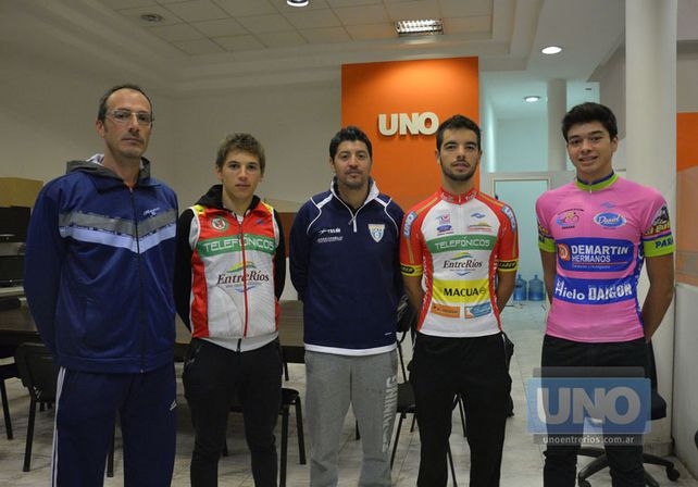 Juntos. Nicolás Beltzer pasó junto a representantes del equipo Telefónicos y de la Escuela Municipal de ciclismo.    Foto UNO/Mateo Oviedo