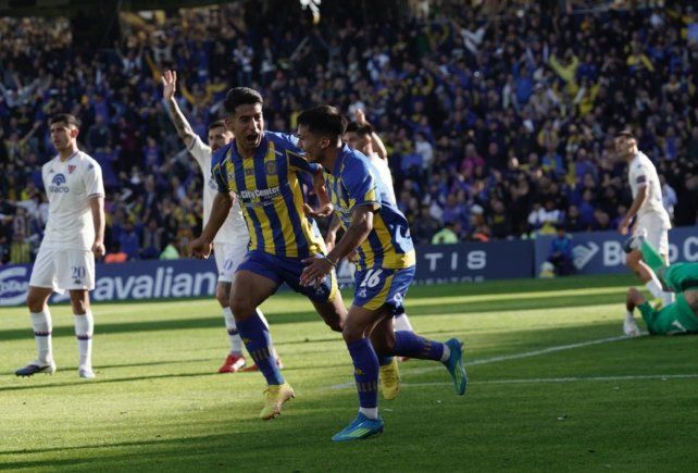 Alexis Soto grita el gol de la apertura de Central ante Tigre.