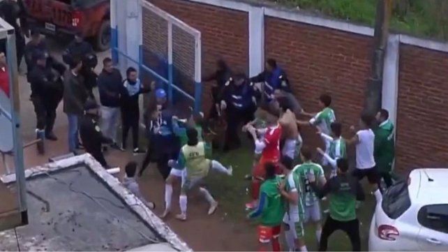Los jugadores de Unión de Sunchales terminaron a las piñas con gente de Gimnasia.