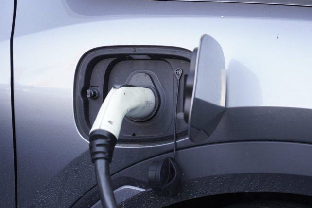La estación de servicios YPF de avenida Eva Perón y Donado cuenta con una estación de carga de autos eléctricos.