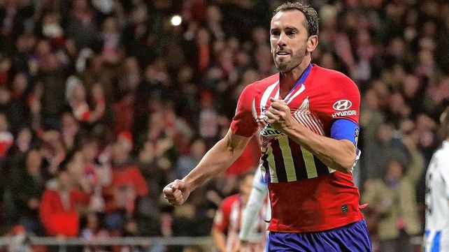Diego Godín llegó al país para convertirse en nuevo jugador de Vélez.