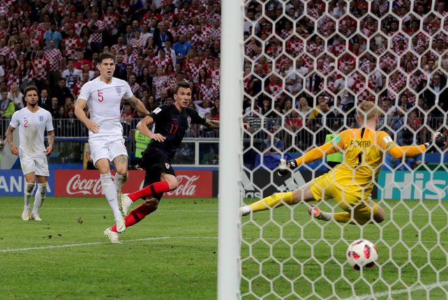 Mandzukic remata cruzado y convierte el gol decisivo para que Croacia sea finalista.