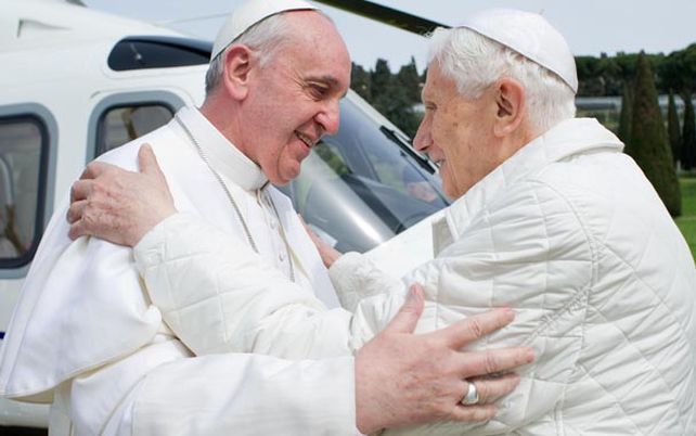 El Sumo Pontífice y el Papa emérito se encontraron ayer en la residencia en Castel Gandolfo.