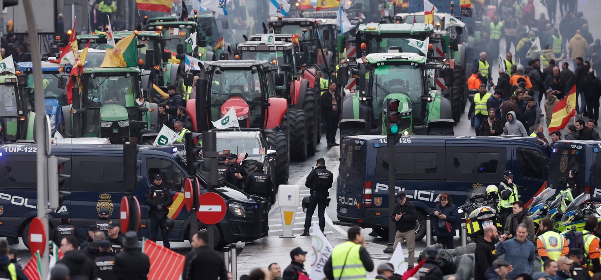 Agricultores españoles protestan con tractores contra el acuerdo comercial entre la UE y Mercosur y las presiones económicas que enfrenta el sector agrícola, Madrid, España. Fotografía: Óscar del Pozo/AFP/Getty Images Agricultores españoles protestan con tractores contra el acuerdo comercial entre la UE y Mercosur y las presiones económicas que enfrenta el sector agrícola, Madrid, España. Fotografía: Óscar del Pozo/AFP/Getty Images