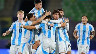 Los pibes con raíces en Newells, Acuña y Mata Pérez, celebran con sus compañeros un gol de Argentina.