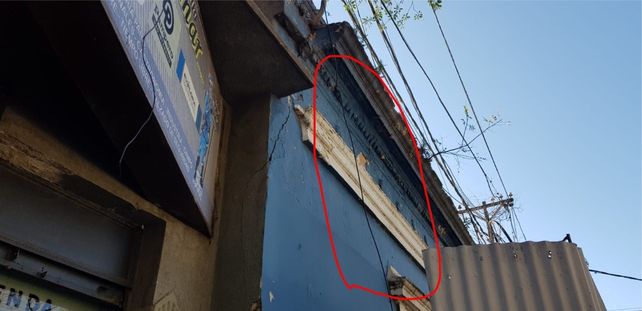 Los inquilinos se colgaron del servicio eléctrico de los comercios vecinos.&nbsp;