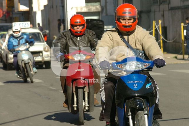 Regla. Los comercios deberán exhibir un cartel que prohiba la venta sin el casco.