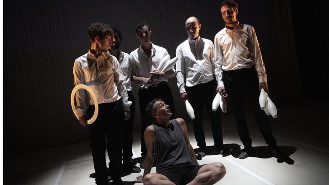 Nicanor De Elía y el grupo de malabaristas que esta noche se presenta en el Teatro La Comedia.