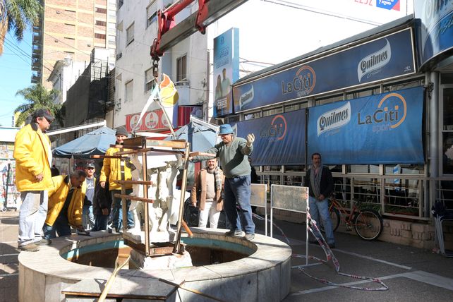 Trasladaron al Museo Municipal la escultura de Los Niños Cazadores