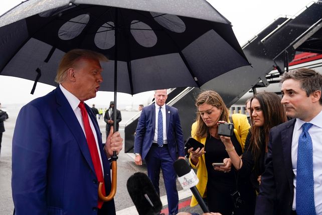 El ex mandatario habla con los periodistas antes de subir a su avión privado y marcharse de Washington.
