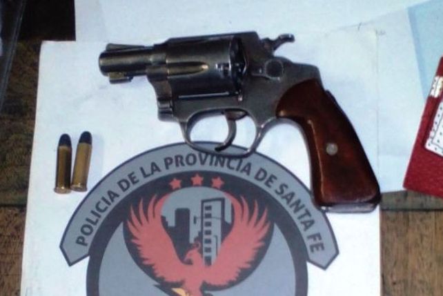 Operativo de control de venta de alcohol terminó con un detenido y un arma secuestrada