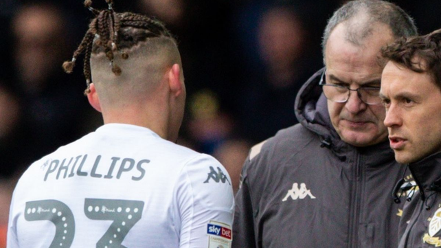 Marcelo Bielsa y Kalvin Phillips en Leeds