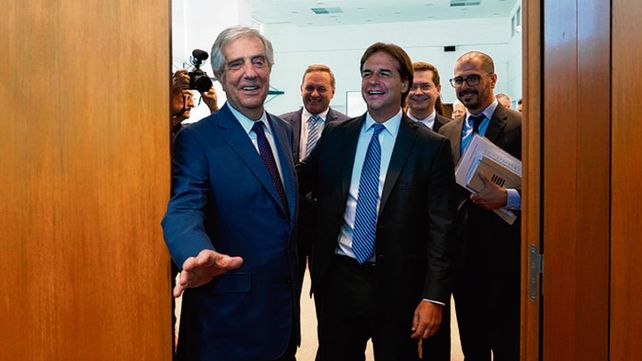 Entren. Vázquez cierra la puerta tras el ingreso de Lacalle a su despacho.