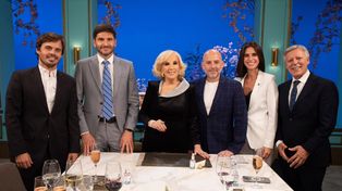 Maximiliano Pullaro le obsequió a Mirtha Legrand un prendedor con “los colores y los valores de Santa Fe”.