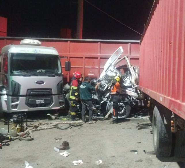 Impactante imagen del múltiple choque de camiones en Ricardone.&nbsp;