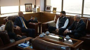 El gobernador Maximiliano Pullaro con el embajador de la India