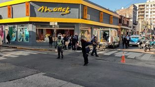 Remisero chocó a una mujer que cruzaba por la senda peatonal en Paraná.
