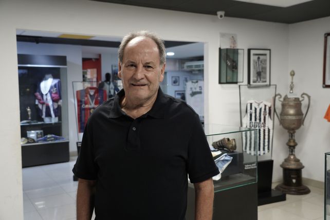 Jugó en Central donde fue campeón en 1986/87 y es un emblema del fútbol de Córdoba