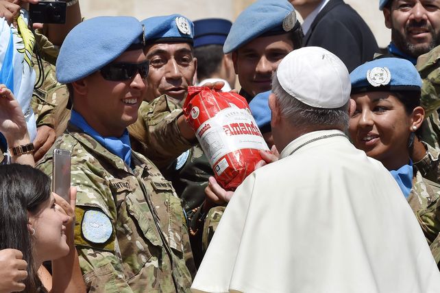 Alegría. Francisco sostiene el paquete de yerba ofrecida por los militares que integran misiones de paz. &nbsp;