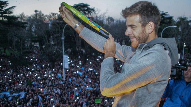 En casa. El tenista Juan Martín del Potro llegó ayer a su Tandil natal y fue recibido por una verdadera multitud.&nbsp;
