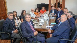 La primera reunión paritaria entre la administración pública y el gobierno provincial.