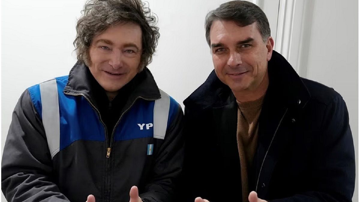 Javier Milei canceló su viaje a la cumbre del Mercosur y recibió a Flávio Bolsonaro
