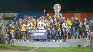 El plantel de Central celebra eufórico en medio de la premiación en el estadio Malvinas Argentinas, ante un delirio en las tribunas.