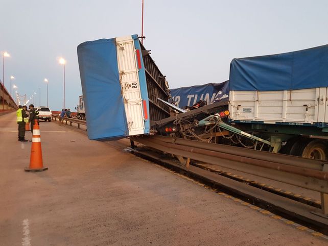 Impactante choque entre tres camiones en el puente de Zárate
