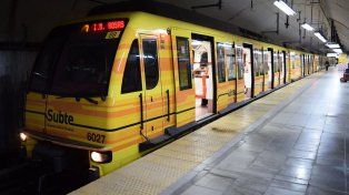 Se enganchó en una puerta del subte porteño y debieron amputarle una pierna