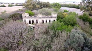 El castillo era un casco de estancia con dos niveles, numerosas habitaciones y dos torres de defensa.