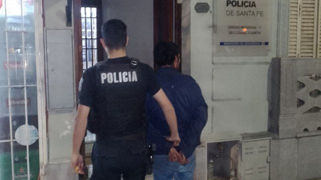 Delincuente entró a robar a un depósito de barrio Roma: cayó la policía y se escondió en un placard