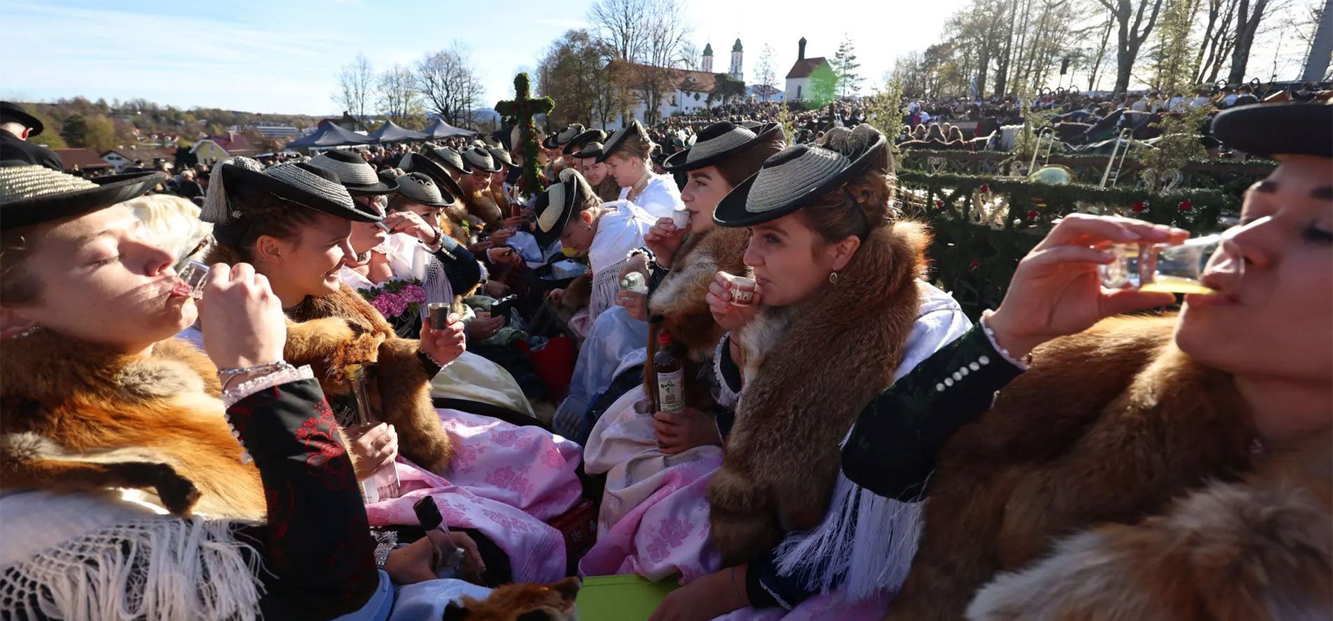 Bad Tölz, Alemania. La gente de la comunidad agrícola vestida con ropa tradicional bávara bebe aguardiente en un carruaje de madera durante la procesión de Leonhardi Ritt, en el camino para rezar a San Leonhard, el santo patrón de los animales. Fotografía: Lukas Barth/Reuters