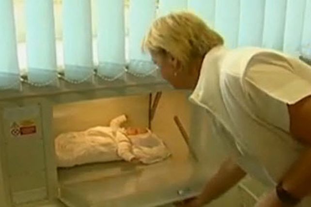 Suma críticas en Europa la caja para abandonar bebés en la vía pública