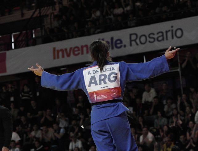 De cara a su público, De Lucía celebró una nueva medalla para la delegación argentina.