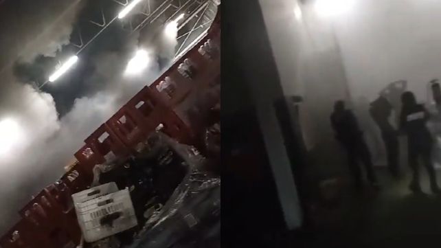 El depósito del supermercado Coto ubicado en el Alto Rosario quedó cubierto por el humo tras un principio de incendio.
