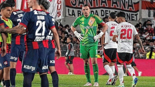 Silbidos a los jugadores de River Plate en el empate con San Lorenzo.